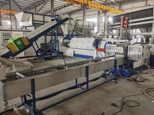 İki aşamalı tek vidalı ekstrüzyon makinesi LDPE plastik film peletize makinesi 500 - 1200kg/h
